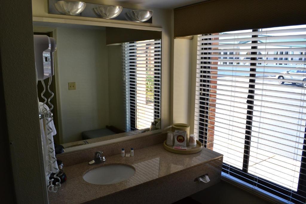 The Greenwood Hotel بولينغ غرين الغرفة الصورة